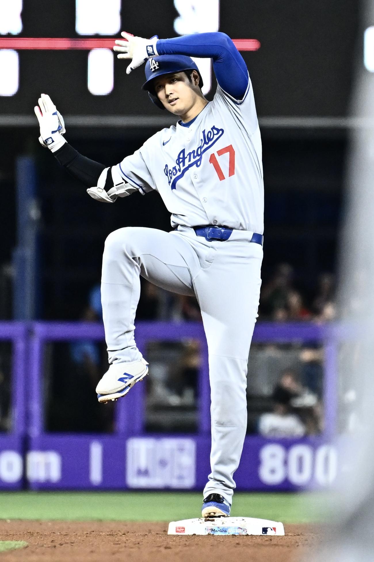マーリンズ対ドジャース　7回表ドジャース1死一塁、大谷は右翼に適時二塁打を放ちポーズを決まる（撮影・滝沢徹郎）