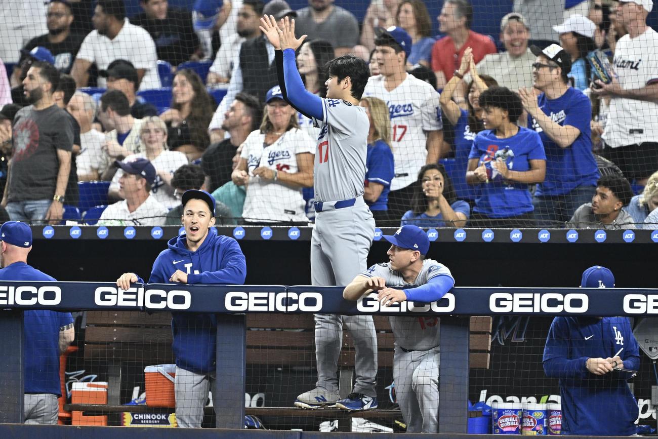 マーリンズ対ドジャース　3回裏、チームメートの好守に拍手を送るドジャース大谷（中央）（撮影・滝沢徹郎）