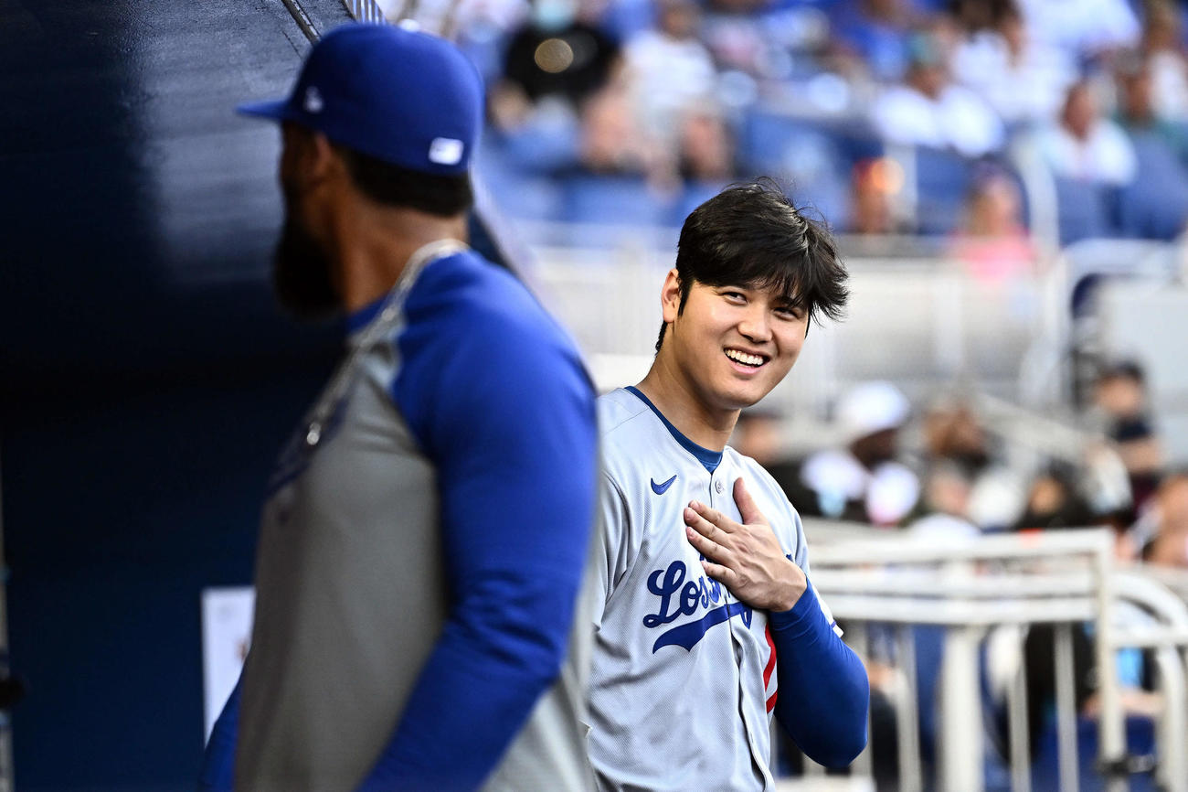 マーリンズ対ドジャース　ベンチで談笑するドジャース大谷（後方）とT・ヘルナンデス（撮影・滝沢徹郎）