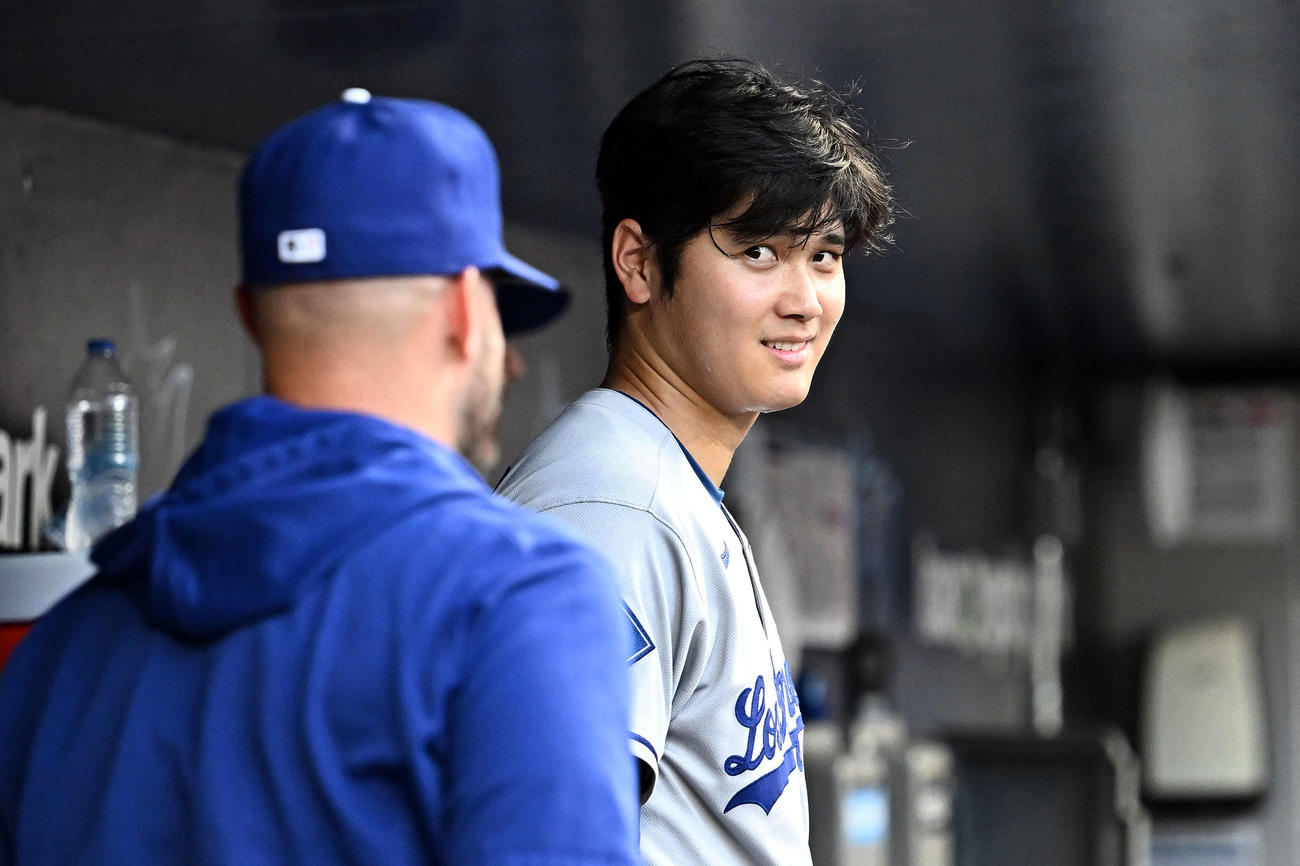 マーリンズ対ドジャース　ベンチでスタッフと談笑するドジャース大谷（撮影・滝沢徹郎）