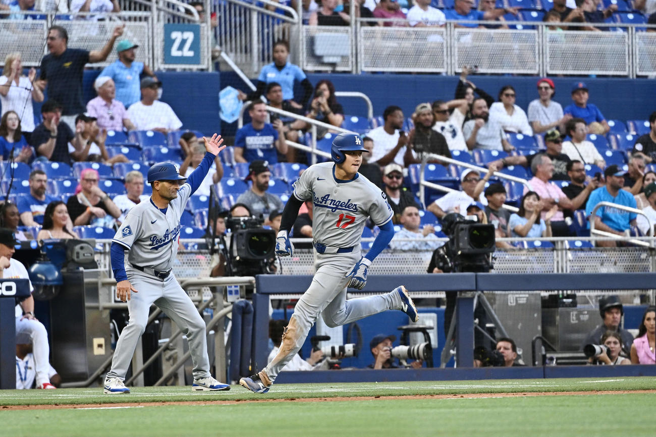 マーリンズ対ドジャース　7回表ドジャース2死満塁、フリーマンの走者一掃の適時三塁打で本塁へ向かう二塁走者大谷（撮影・滝沢徹郎）