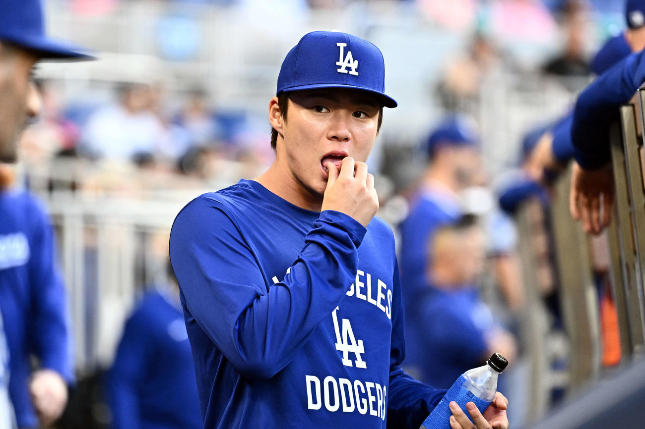 マーリンズ対ドジャース　ベンチでガムを食べるドジャース山本（撮影・滝沢徹郎）