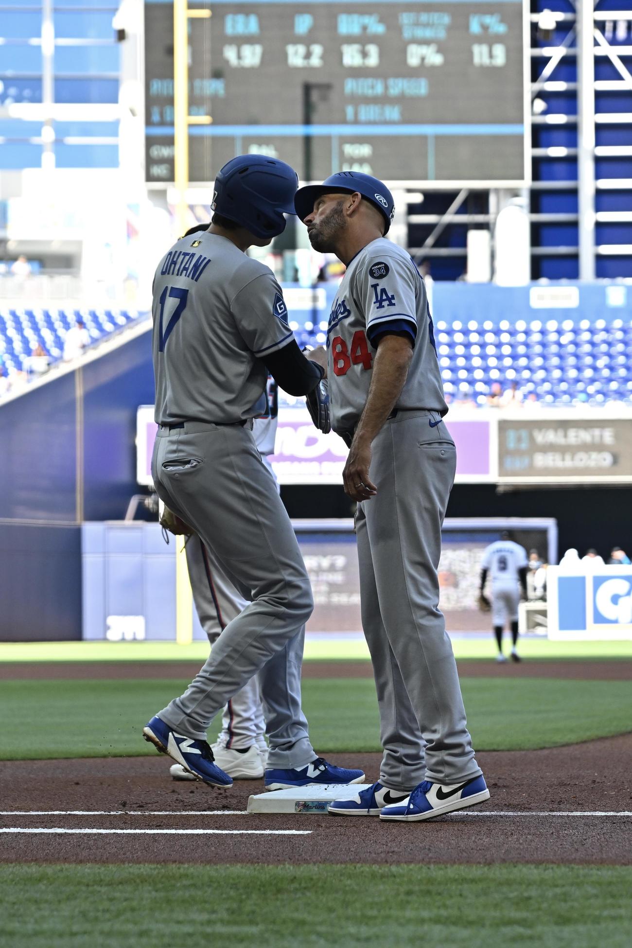 マーリンズ対ドジャース　1回表ドジャース無死、四球で出塁した大谷（左）は一塁コーチとヘッドバンプする（撮影・滝沢徹郎）