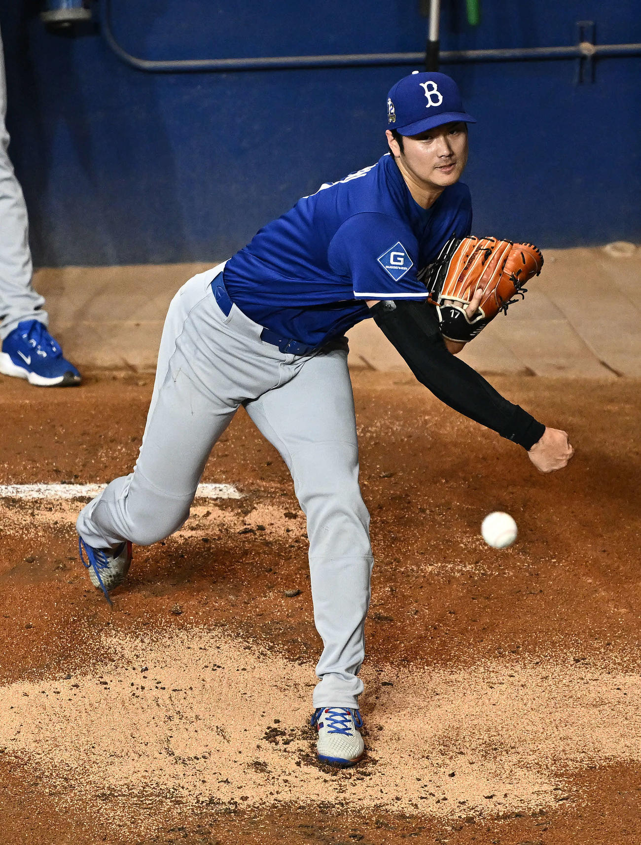 マーリンズ対ドジャース　試合前練習のブルペンで投球練習するドジャース大谷（撮影・滝沢徹郎）