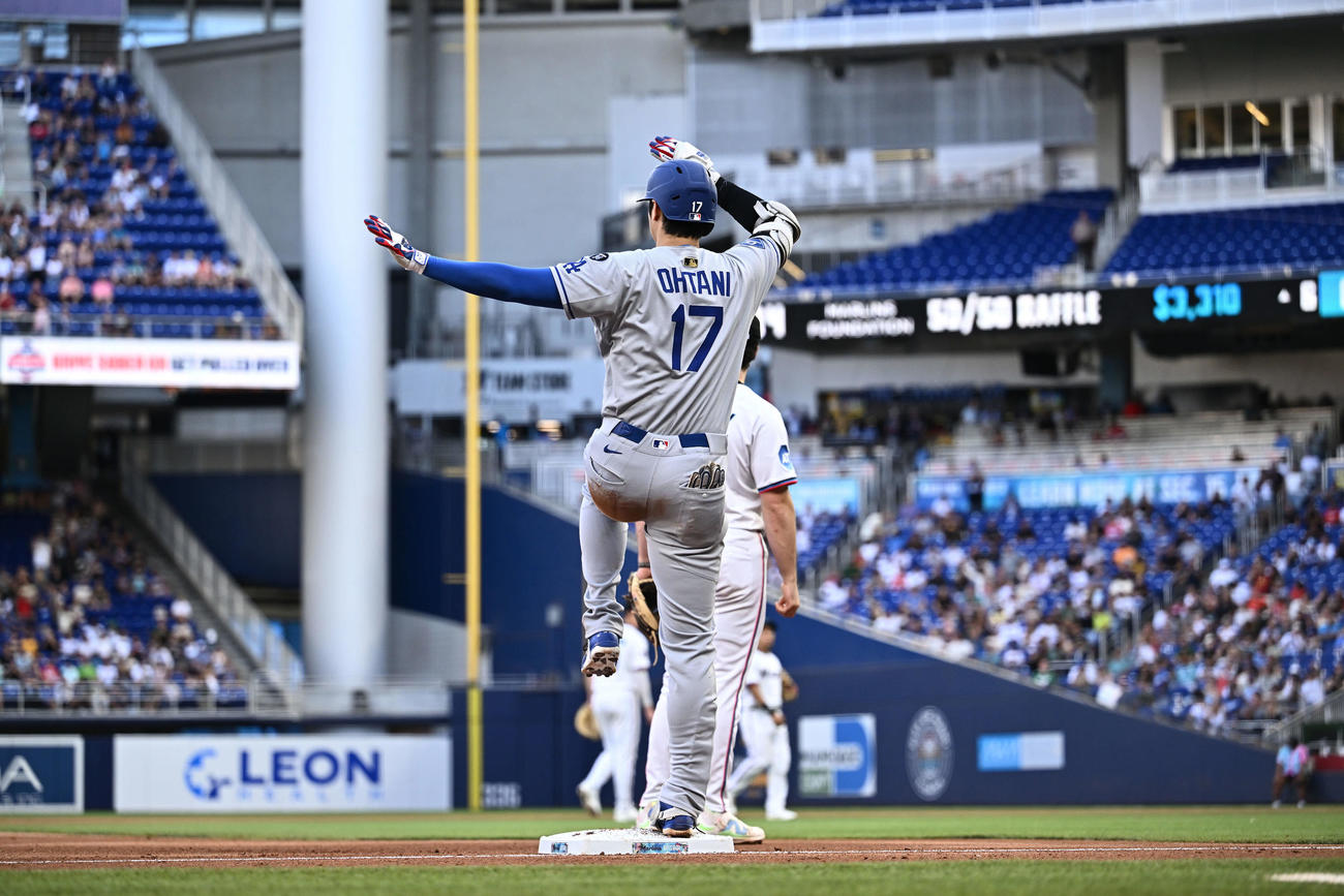 マーリンズ対ドジャース　6回表ドジャース1死、大谷は右翼に三塁打を放ちポーズを決める（撮影・滝沢徹郎）
