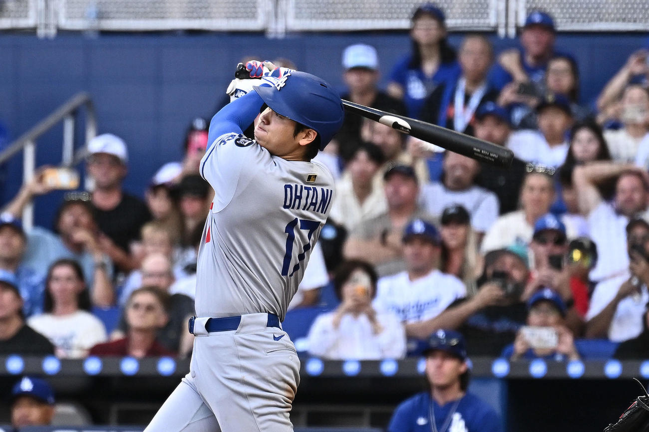マーリンズ対ドジャース　6回表ドジャース1死、大谷は右翼に三塁打を放つ（撮影・滝沢徹郎）