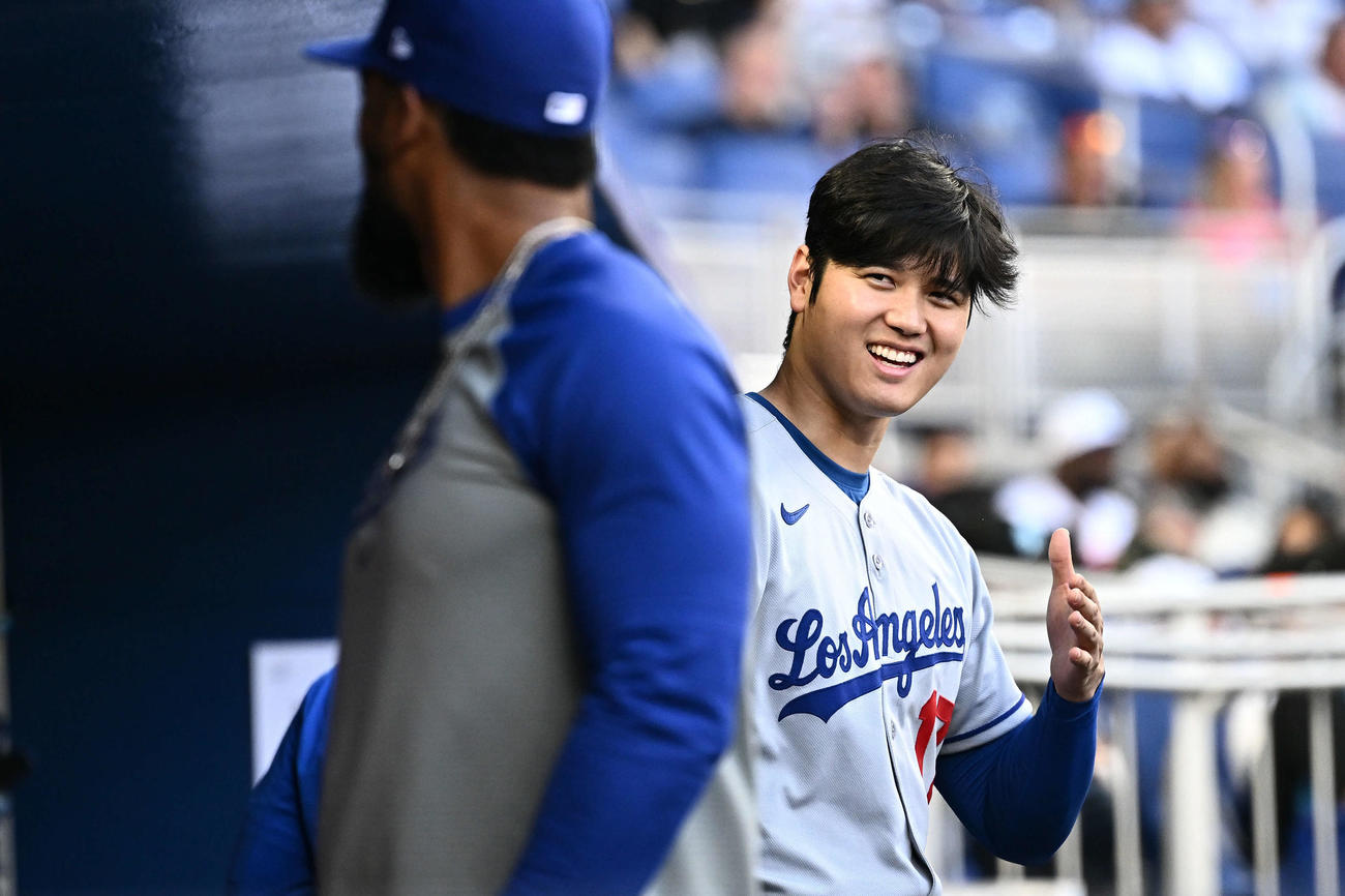 マーリンズ対ドジャース　ベンチで談笑するドジャース大谷（後方）とT・ヘルナンデス（撮影・滝沢徹郎）