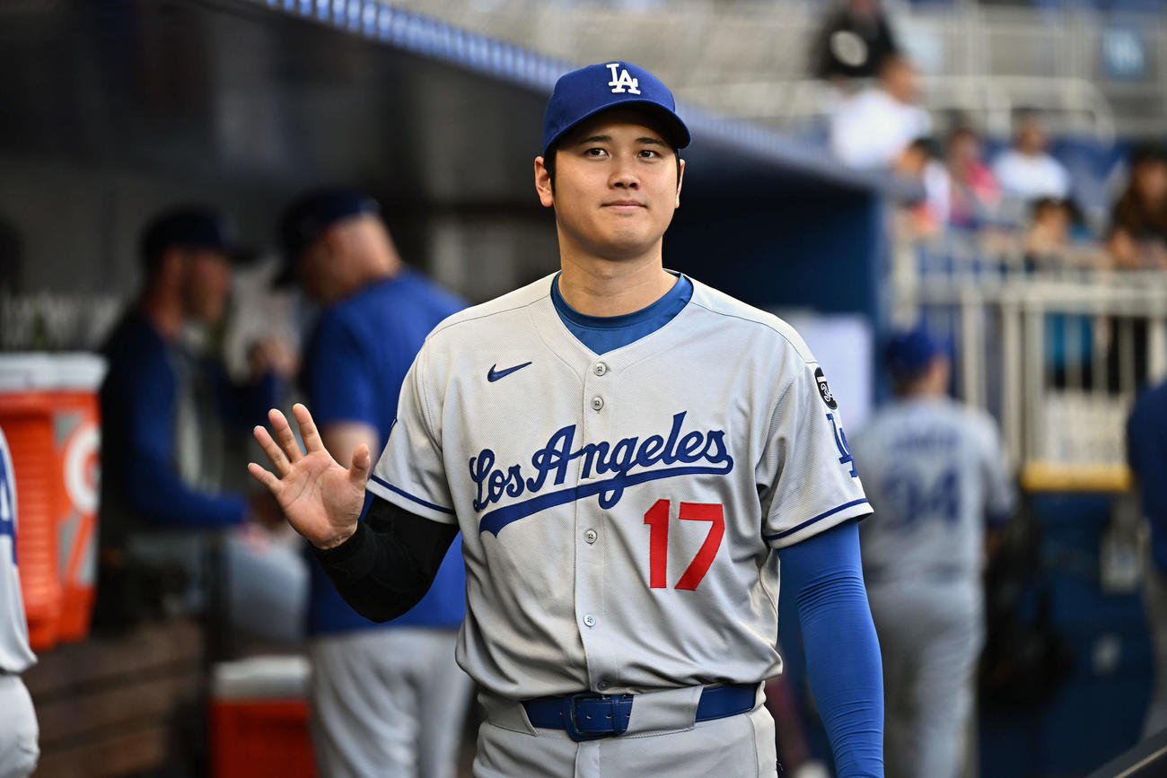 マーリンズ対ドジャース　試合前に子供のファンの声援に応じるドジャース大谷（撮影・滝沢徹郎）