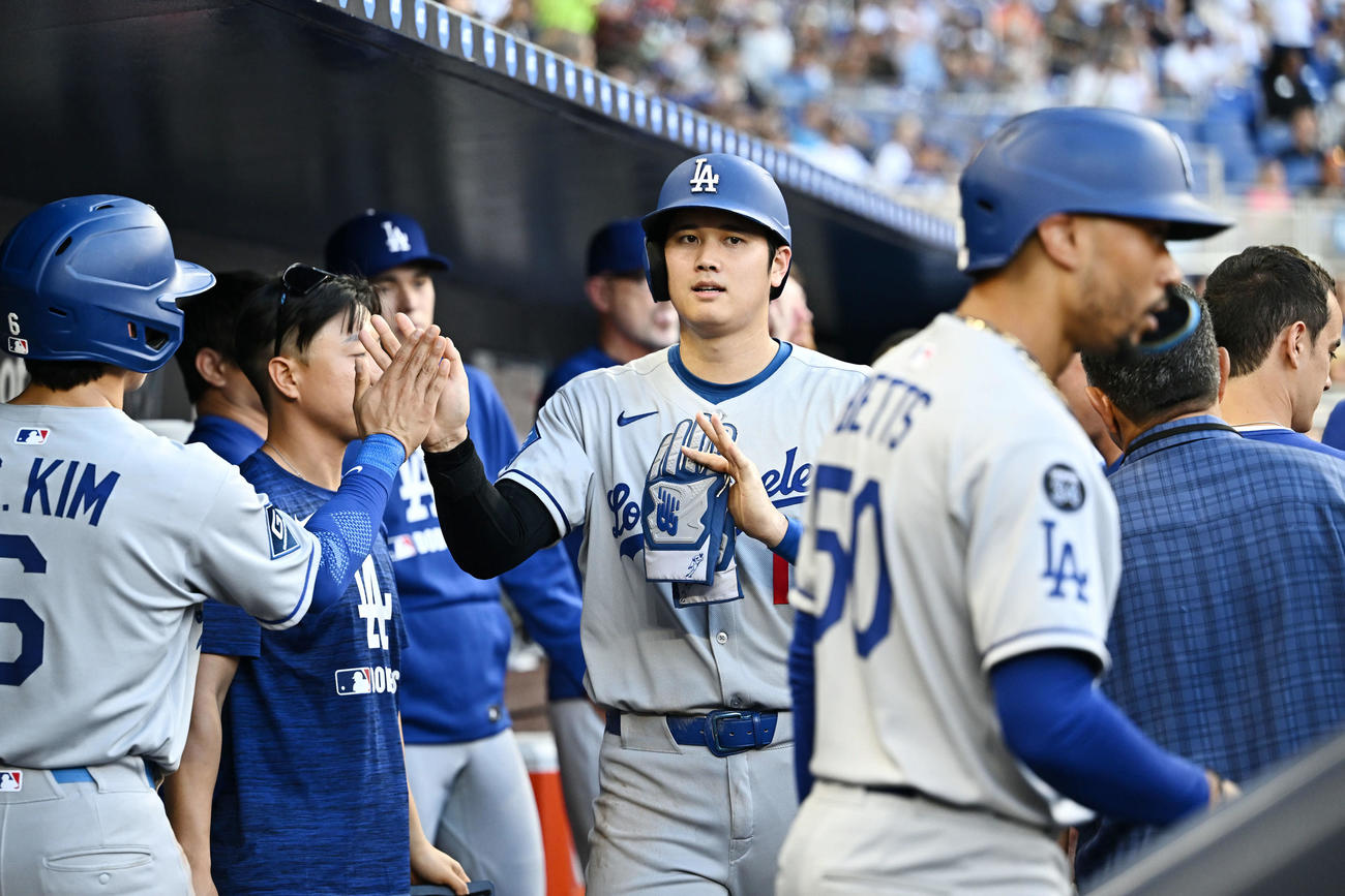 マーリンズ対ドジャース　回表ドジャース2死満塁、フリーマンの走者一掃の適時三塁打で生還しタッチをかわす大谷（中央）（撮影・滝沢徹郎）