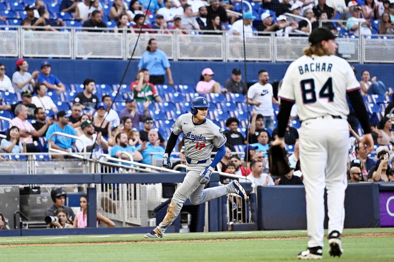 マーリンズ対ドジャース　7回表ドジャース2死満塁、フリーマンの走者一掃の適時三塁打で本塁へ向かう二塁走者大谷。手前はバカー（撮影・滝沢徹郎）