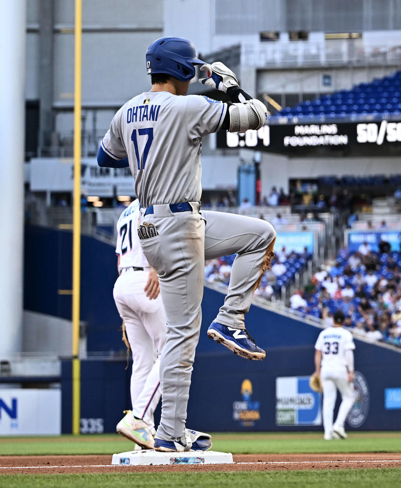 マーリンズ対ドジャース　6回表ドジャース1死、大谷は右翼に三塁打を放ちデコルテポーズを決める（撮影・滝沢徹郎）