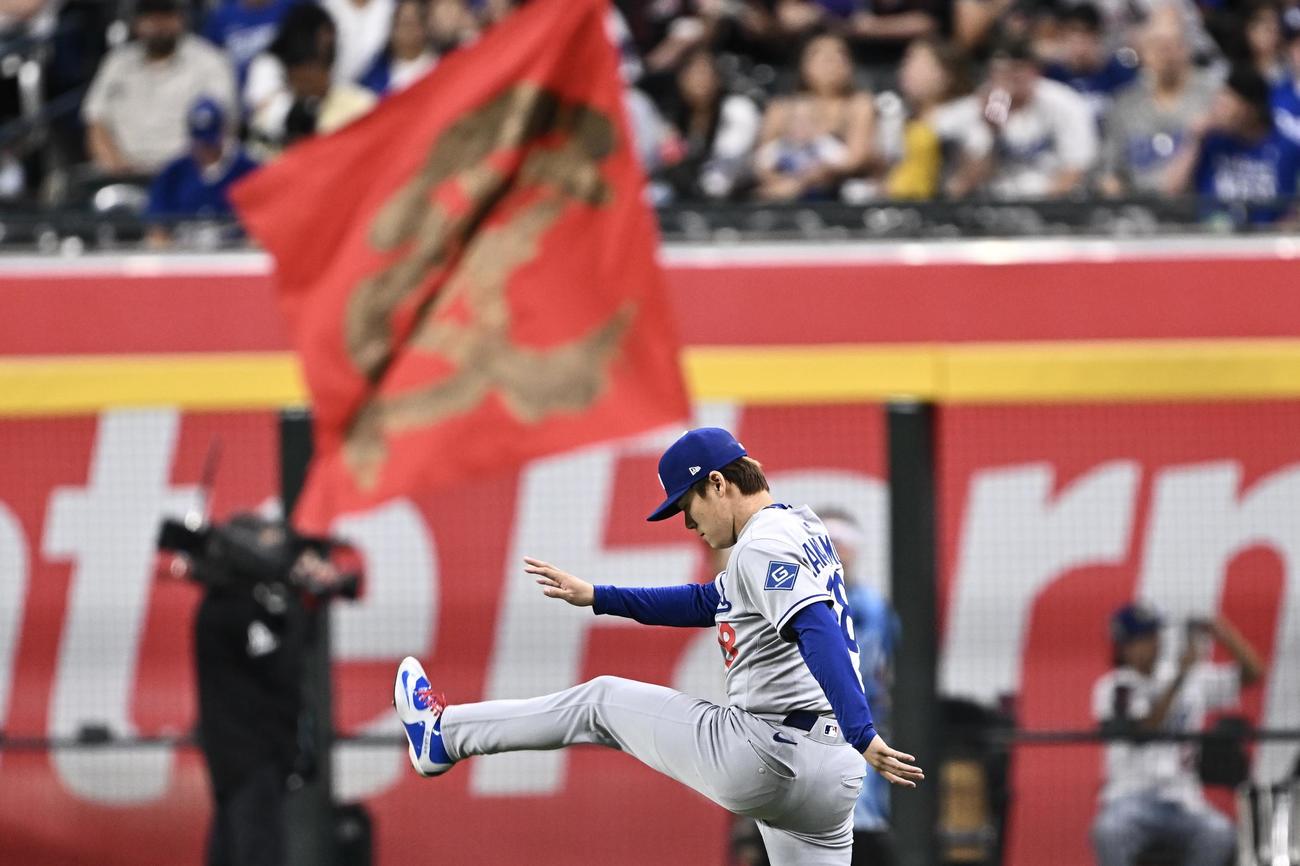 ダイヤモンドバックス対ドジャース　試合前練習するドジャース山本（撮影後滝沢徹郎）