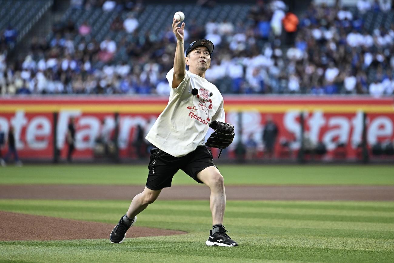 ダイヤモンドバックス対ドジャース　始球式する宮迫博之（撮影・滝沢徹郎）