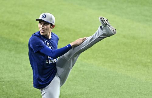 ダイヤモンドバックス対ドジャース　試合前練習で調整するドジャース佐々木（撮影・滝沢徹郎）