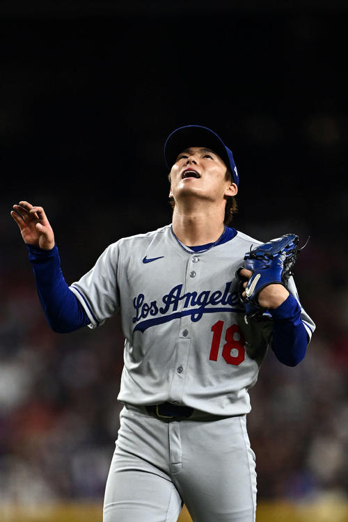 ダイヤモンドバックス対ドジャース　投球に納得がいかず天を仰ぐドジャース先発の山本（撮影・滝沢徹郎）
