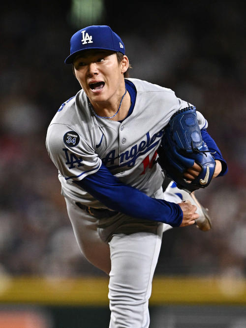 ダイヤモンドバックス対ドジャース　声を出し力投するドジャース先発の山本（撮影・滝沢徹郎）