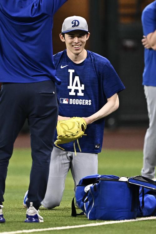 ダイヤモンドバックス対ドジャース　試合前練習で笑顔のドジャース佐々木（撮影・滝沢徹郎）