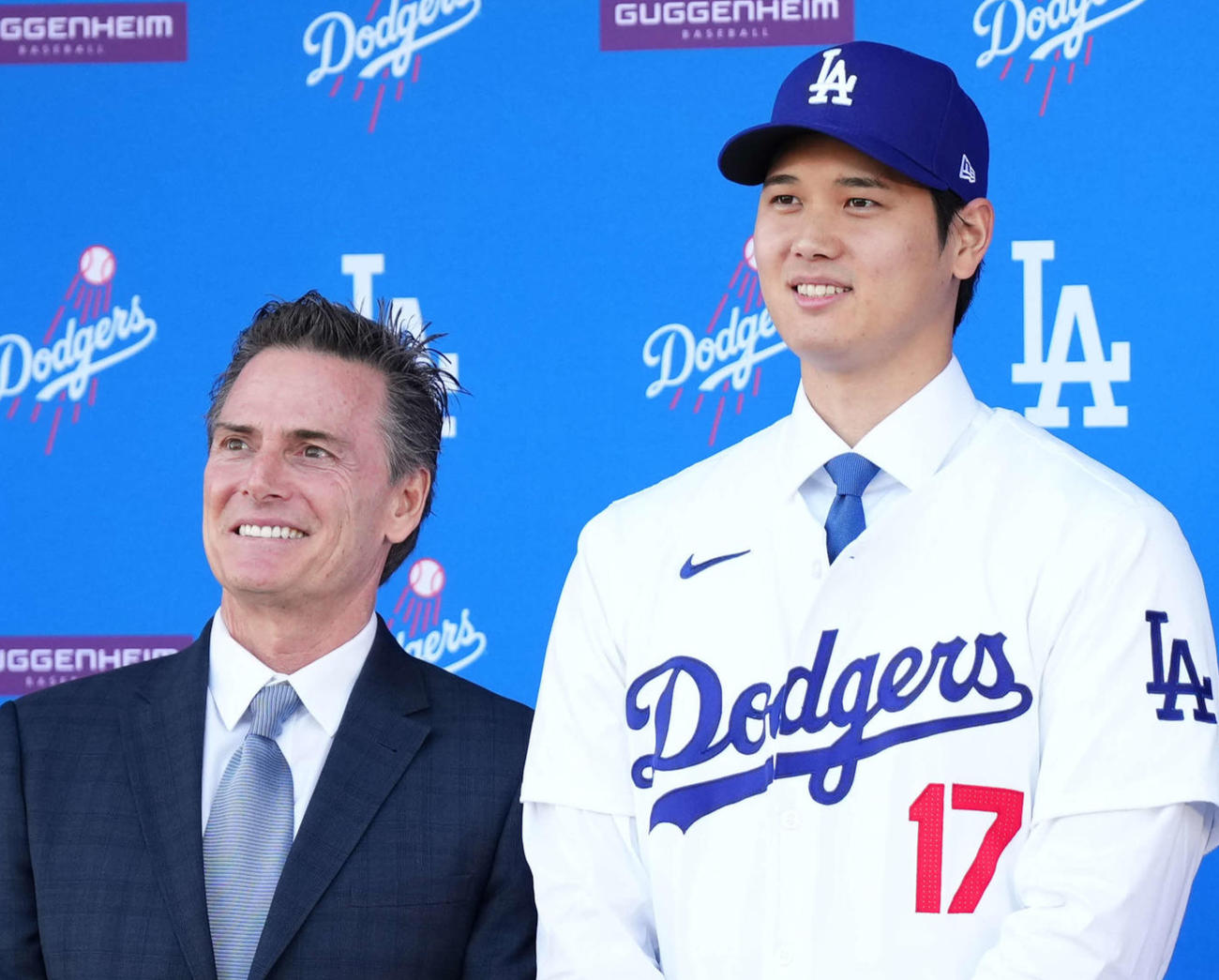 ドジャース入団会見で笑顔を見せる大谷。左は代理人のバレロ氏（2023年12月撮影）
