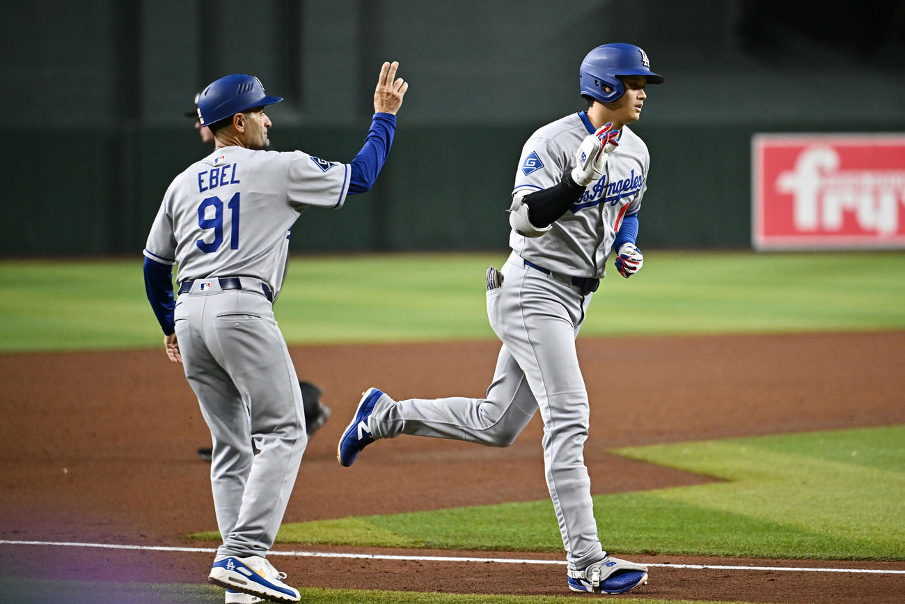 ダイヤモンドバックス対ドジャース　9回表ドジャース2死、大谷（右）は中越えソロ本塁打を放ちダイヤモンドを1周する（撮影・滝沢徹郎）