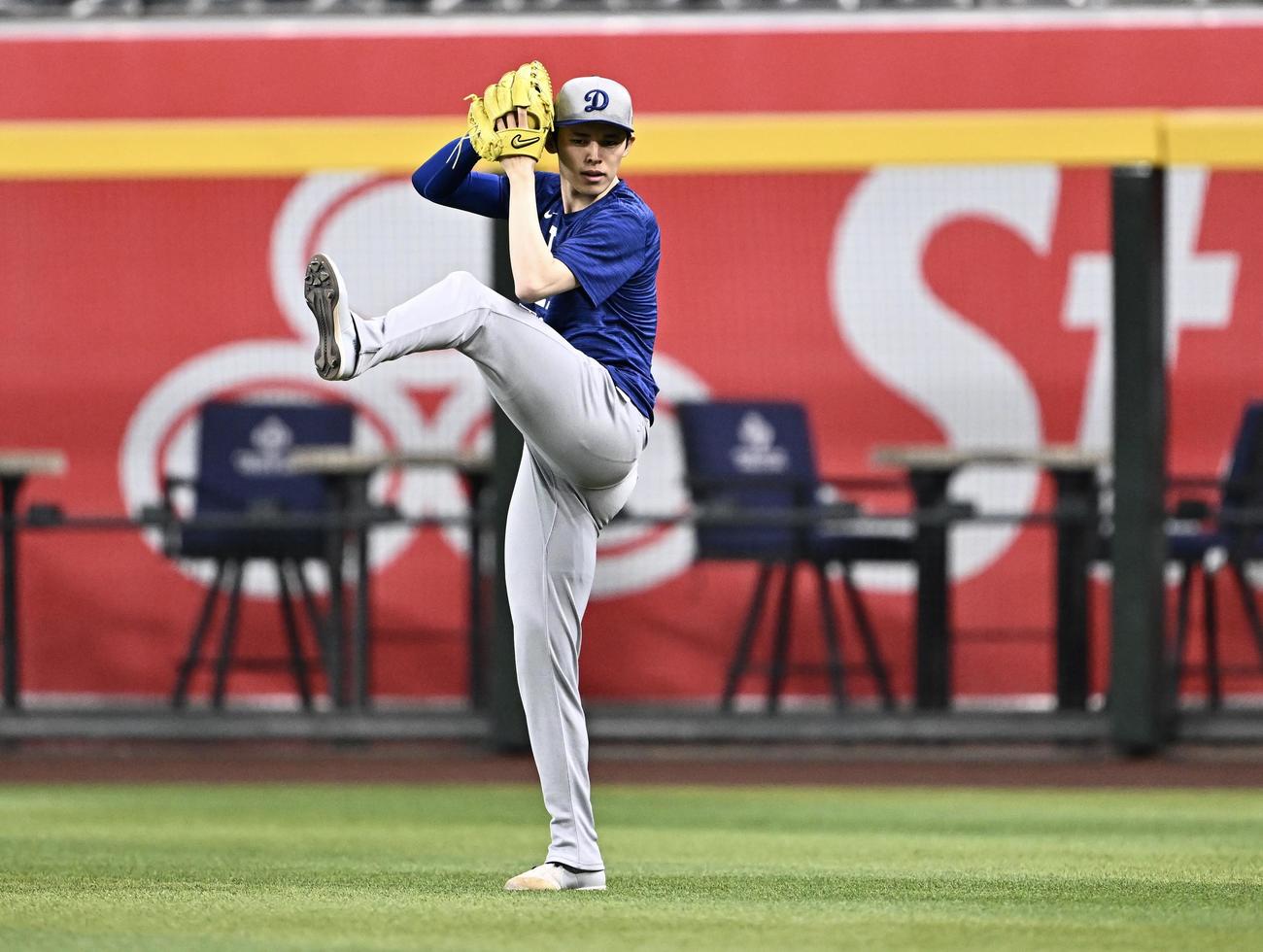 ダイヤモンドバックス対ドジャース　試合前練習で調整するドジャース佐々木（撮影・滝沢徹郎）