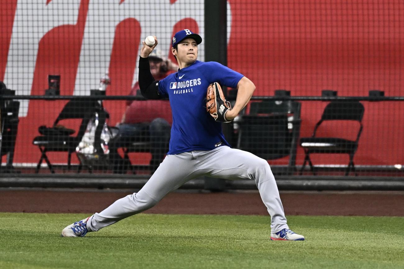 ダイヤモンドバックス対ドジャース　試合前練習でキャッチボールするドジャース大谷（撮影・滝沢徹郎）