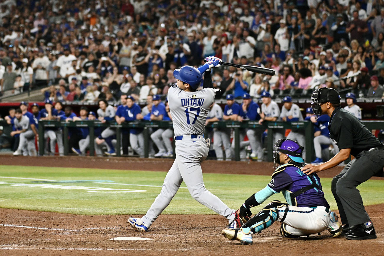 ダイヤモンドバックス対ドジャース　9回表ドジャース1死一、二塁、大谷は右中間へ3点本塁打を放つ（撮影・滝沢徹郎）