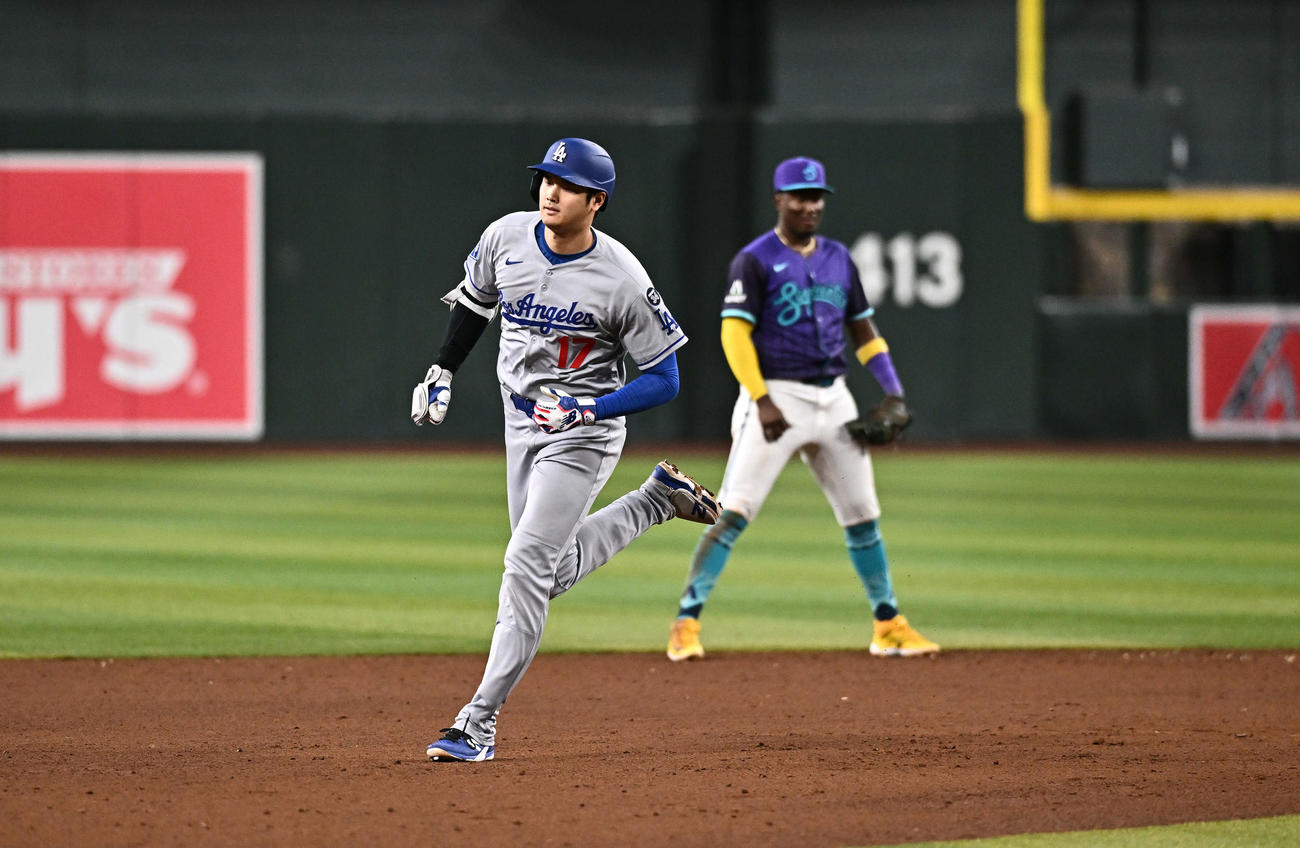 ダイヤモンドバックス対ドジャース　9回表ドジャース1死一、二塁、大谷は右中間へ3点本塁打を放ちダイヤモンドを1周する（撮影・滝沢徹郎）