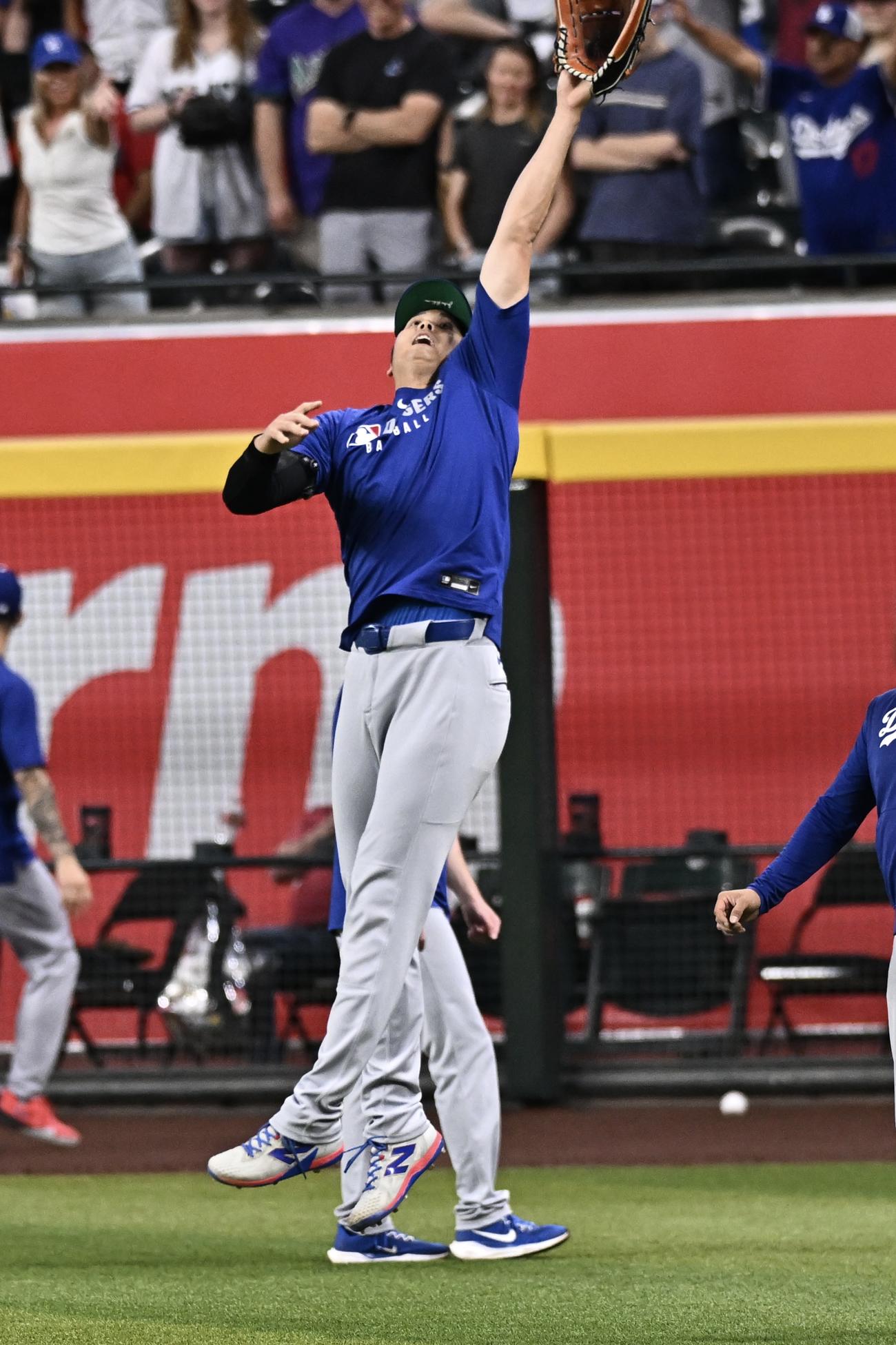 ダイヤモンドバックス対ドジャース　試合前練習で打球に反応するドジャース大谷（撮影・滝沢徹郎）
