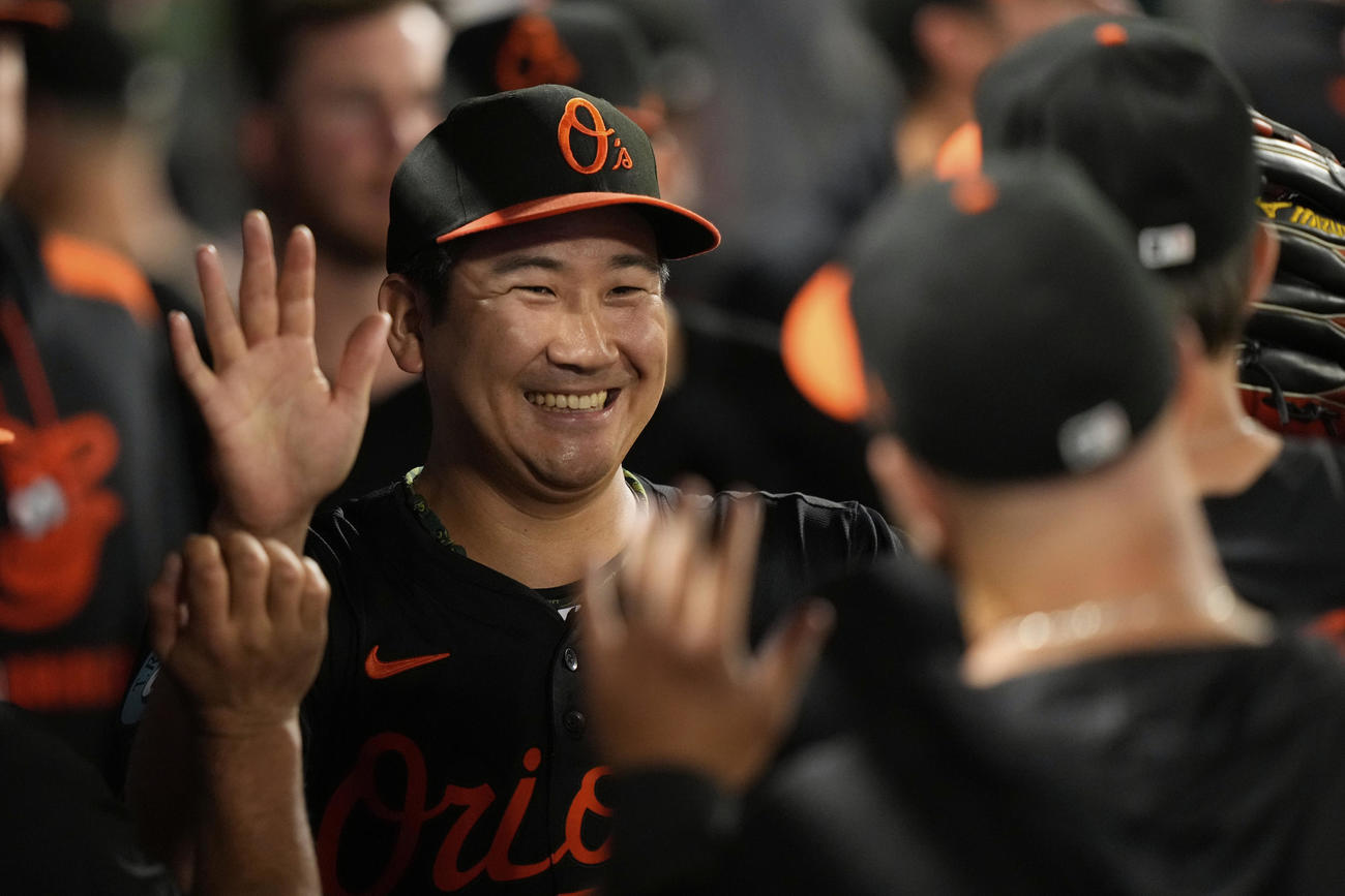 エンゼルス戦に先発して好投したオリオールズ菅野智之はベンチで同僚たちから称えられた（AP)