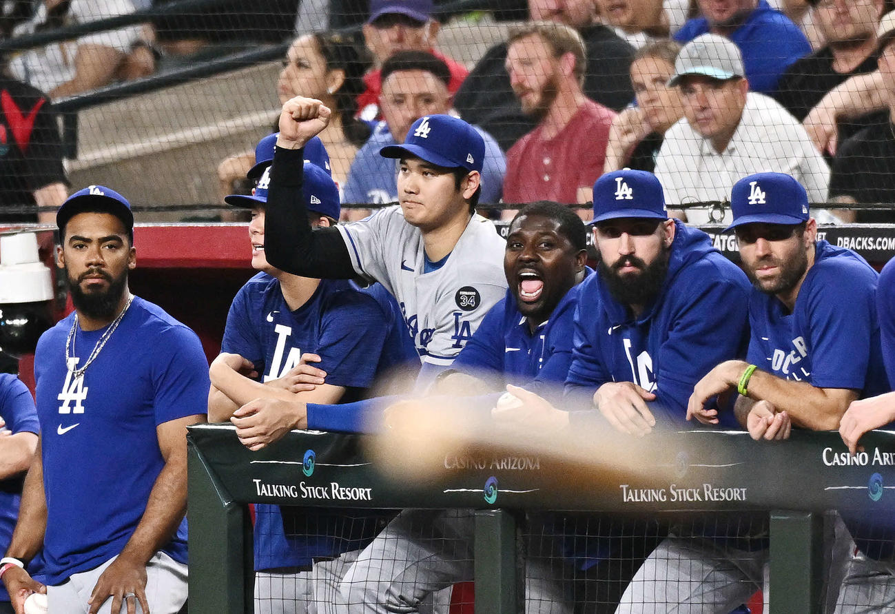 ダイヤモンドバックス対ドジャース　勝利を飾り、ベンチでガッツポーズのドジャース大谷（左から3人目）（撮影・滝沢徹郎）