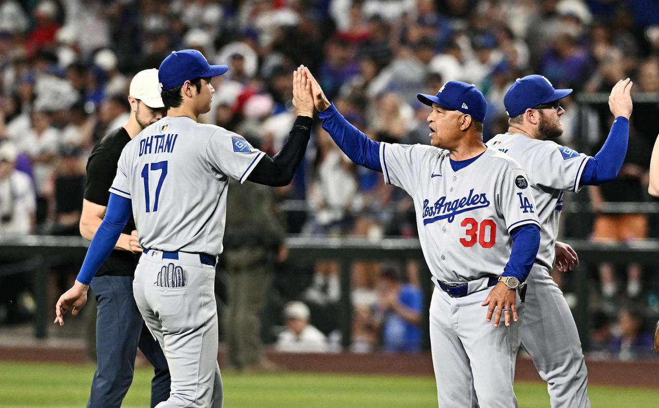 ダイヤモンドバックス対ドジャース　勝利を飾りタッチをかわすドジャース大谷（左）とロバーツ監督（撮影・滝沢徹郎）
