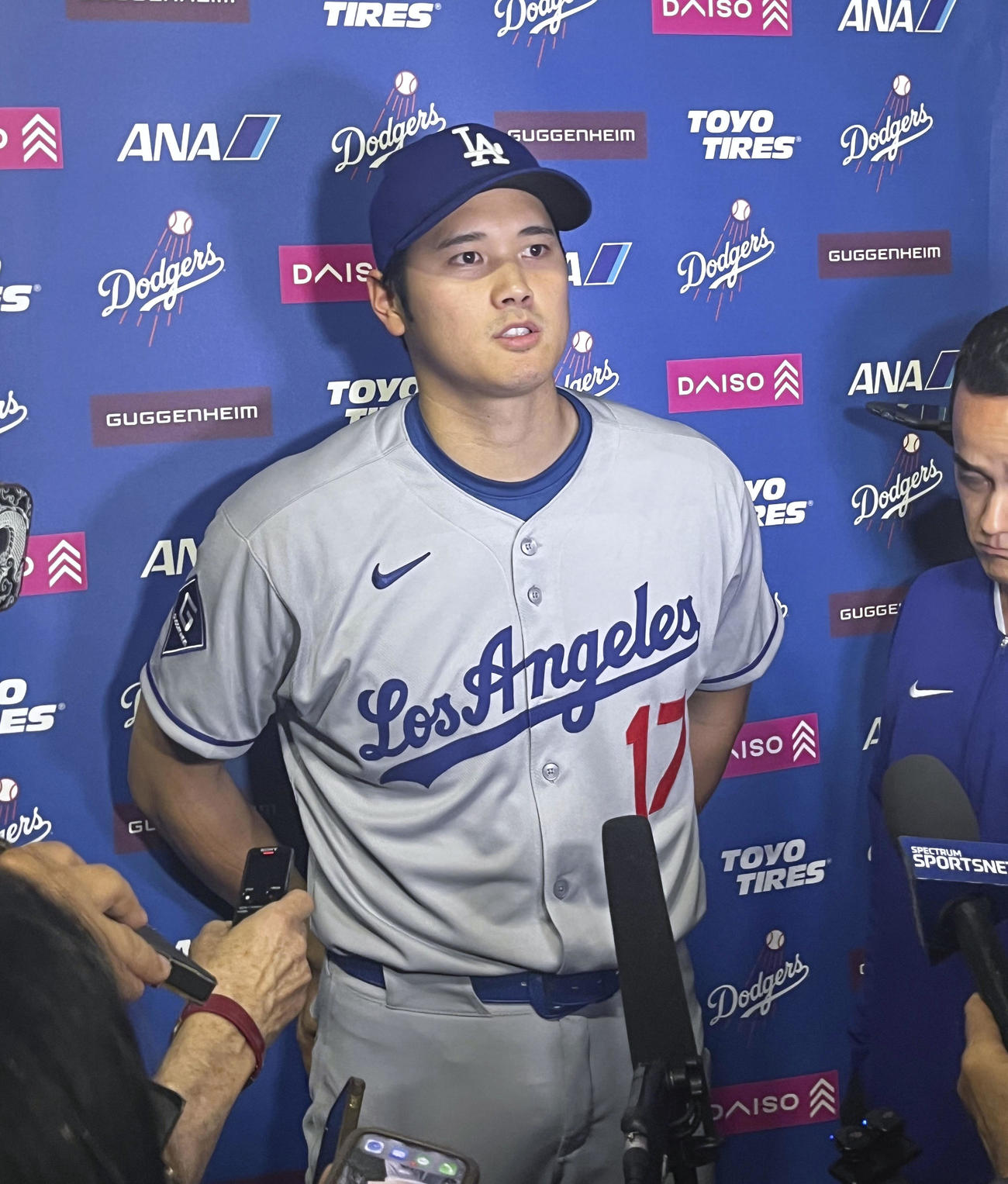 試合後、囲み取材に応じるドジャース・大谷（共同）