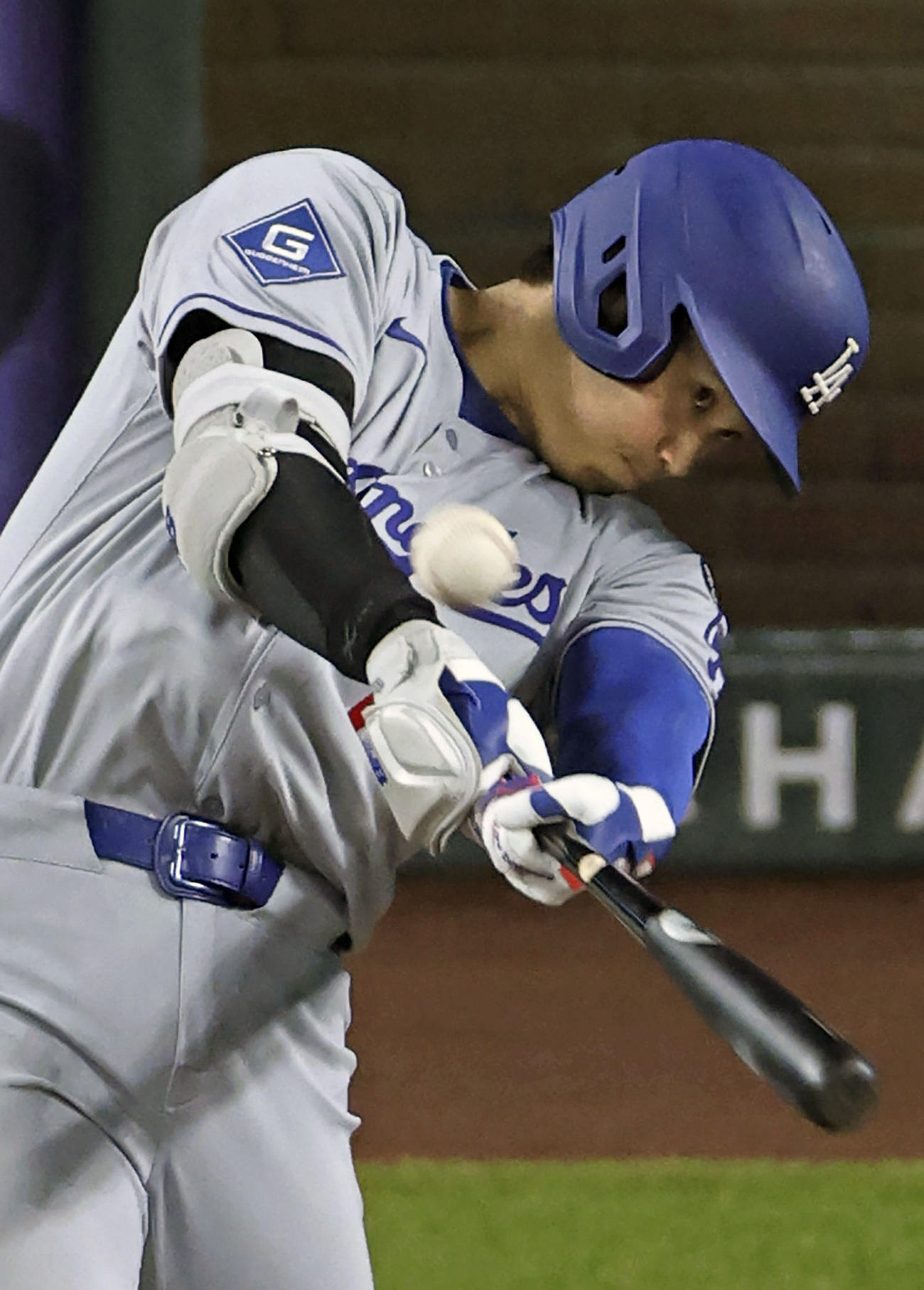 ダイヤモンドバックス戦の9回、右中間に決勝3ランを放つドジャース・大谷（共同）