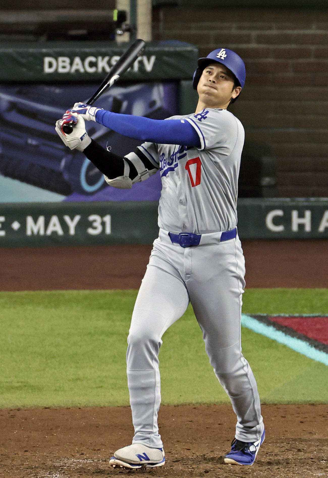 ダイヤモンドバックス戦の9回、右中間に決勝3ランを放つドジャース・大谷（共同）