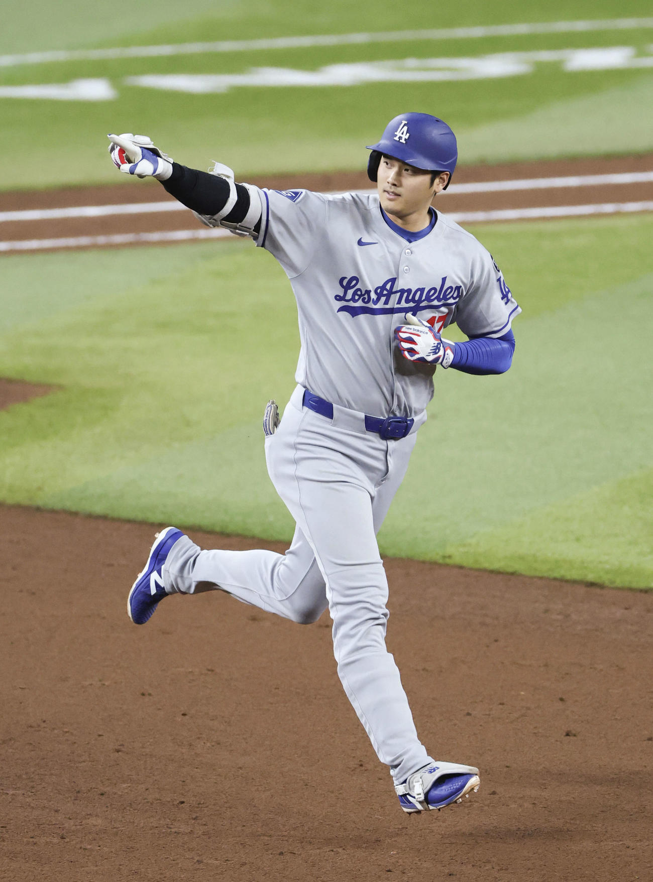 ダイヤモンドバックス戦の9回、決勝3ランを放ったドジャース・大谷（共同）
