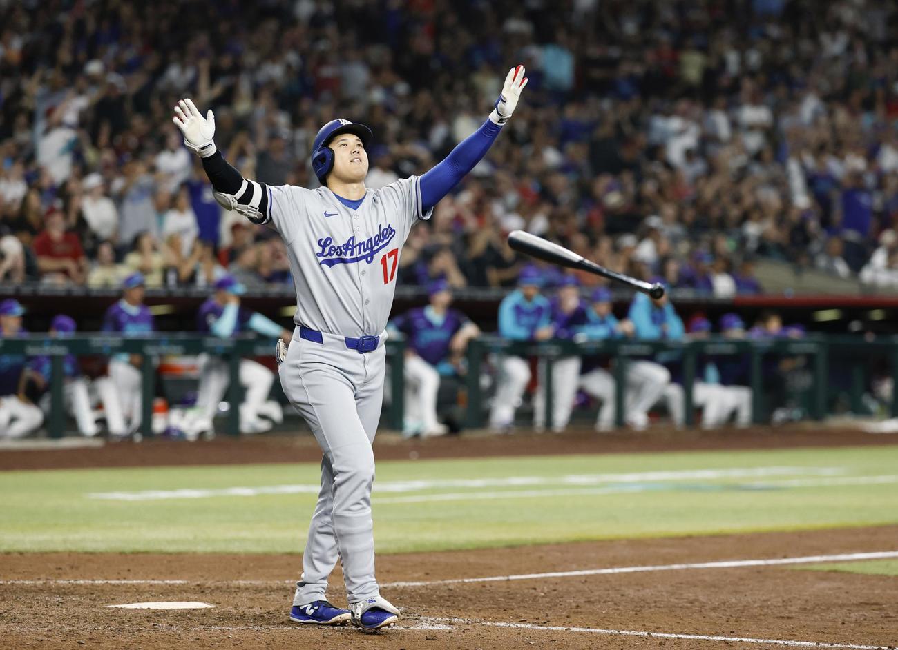 ダイヤモンドバックス戦の9回、決勝3ランを放ち、喜ぶドジャース・大谷（共同）