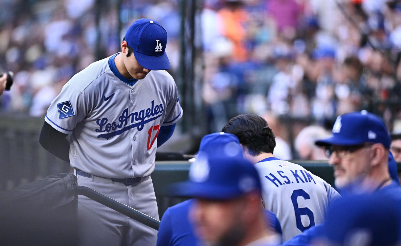 ダイヤモンドバックス対ドジャース　試合前のルーティンのあいさつをするドジャース大谷（左）と金（撮影・滝沢徹郎）
