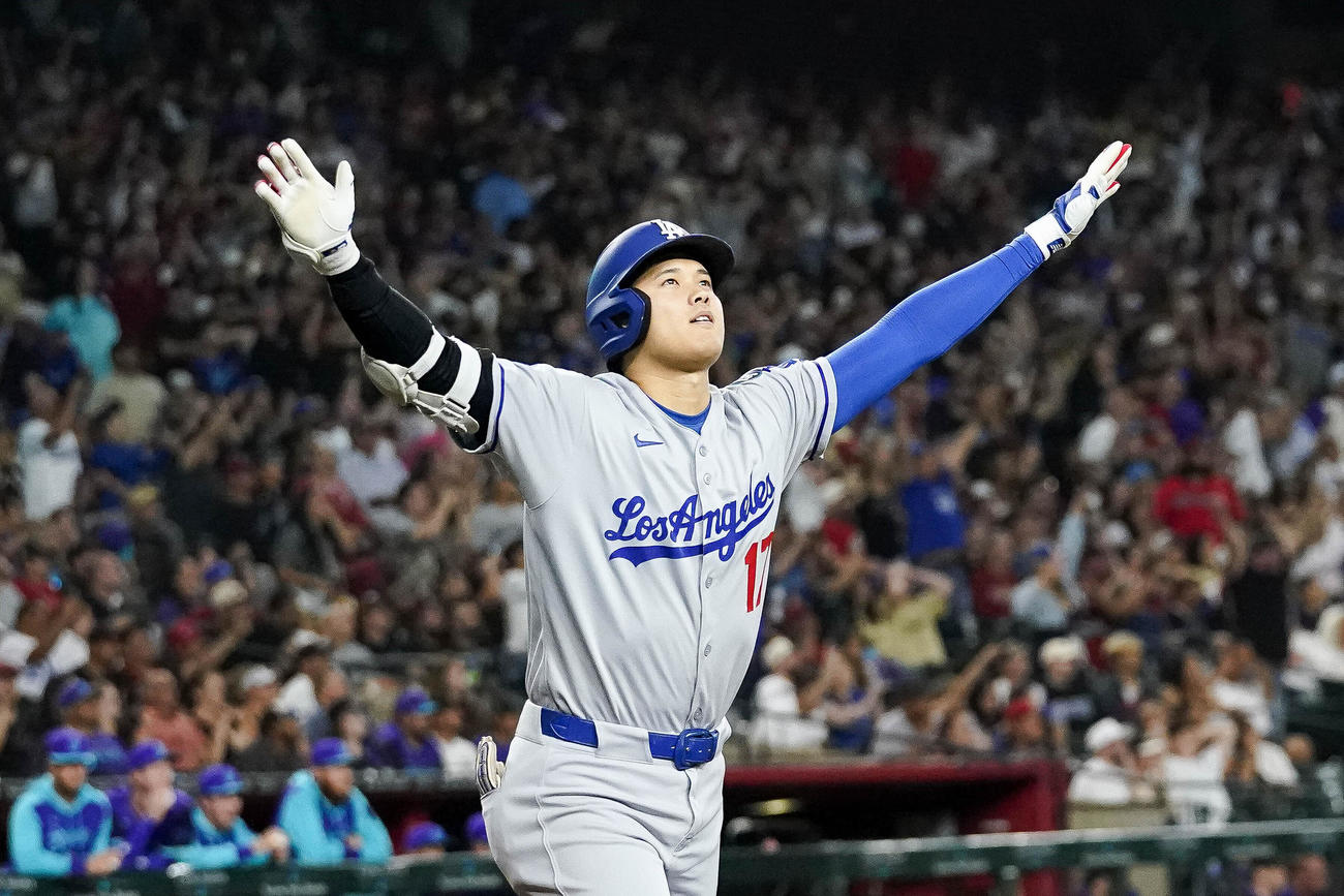 9回表ドジャース1死一、二塁、右中間へ決勝本塁打を放ち万歳する大谷（AP）