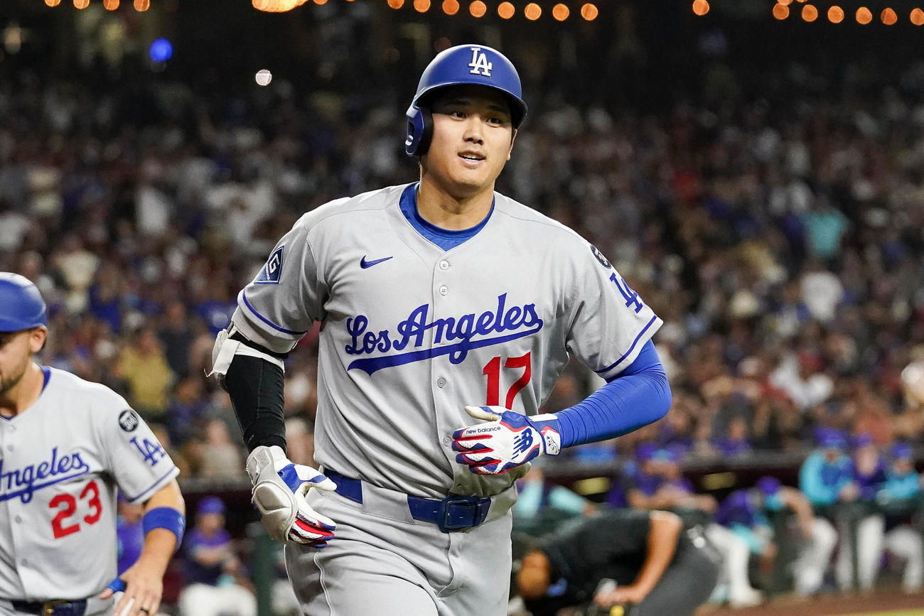 9回表ドジャース1死一、二塁、右中間へ決勝本塁打を放った大谷（AP）