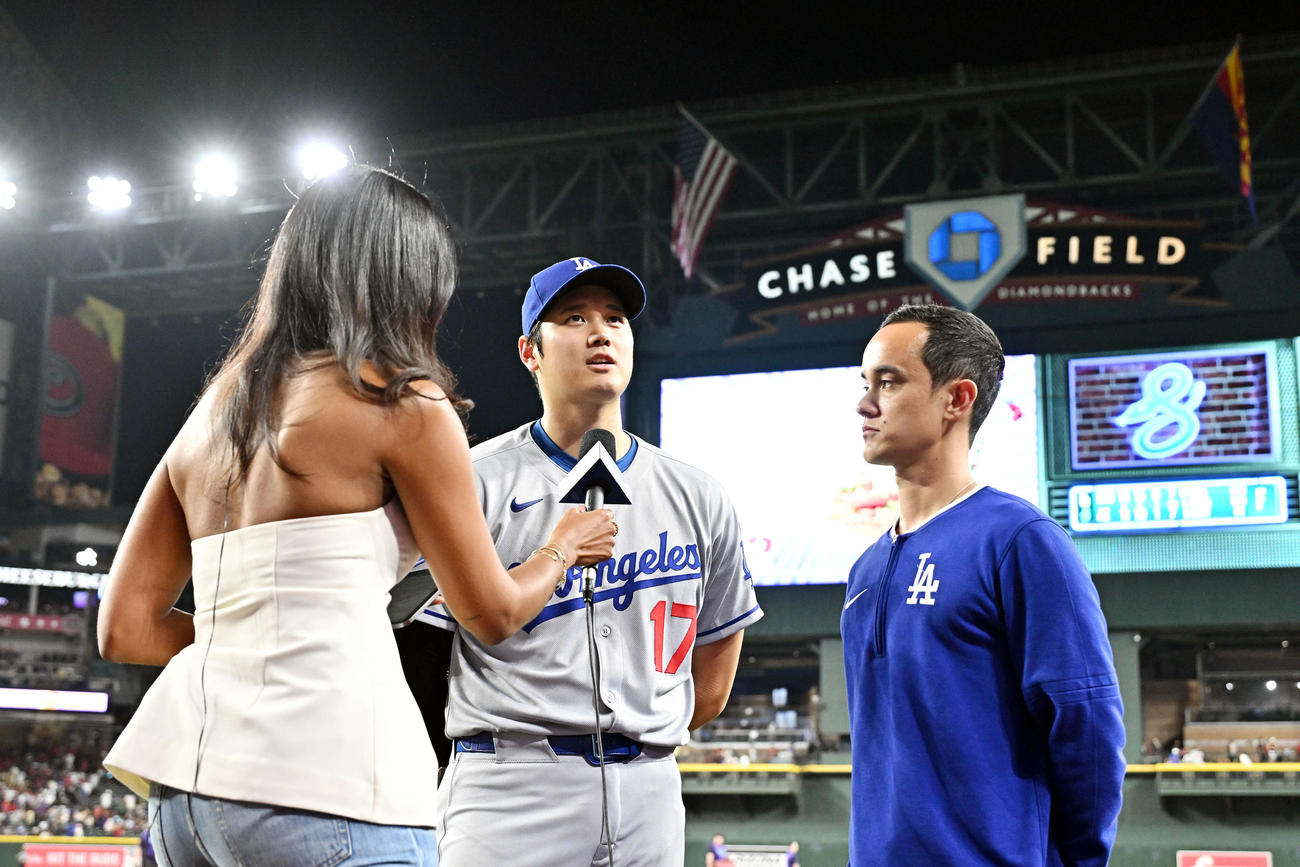 ダイヤモンドバックス対ドジャース　試合後、インタビューを受けるドジャース大谷（中央）（撮影・滝沢徹郎）