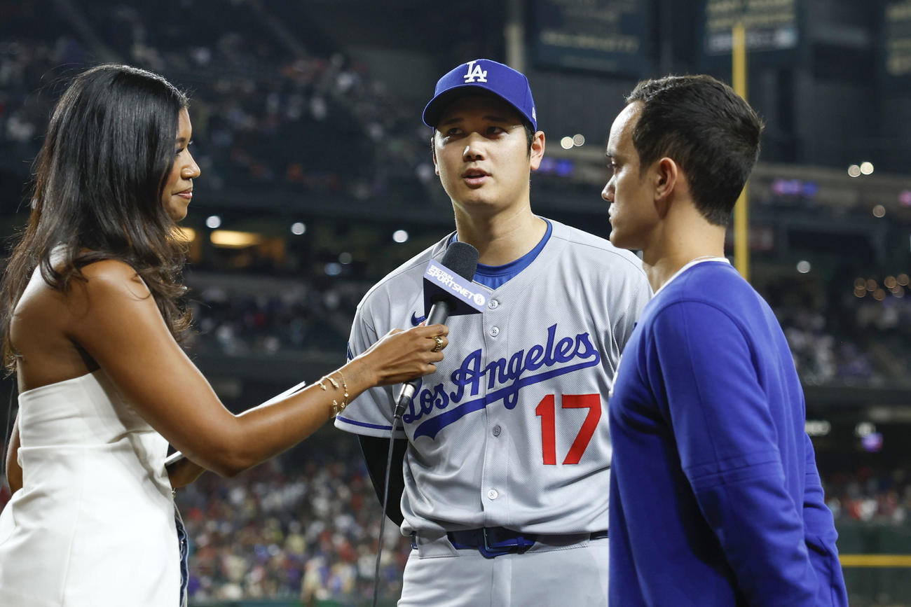 ダイヤモンドバックスに勝利し、インタビューを受けるドジャース・大谷（共同）