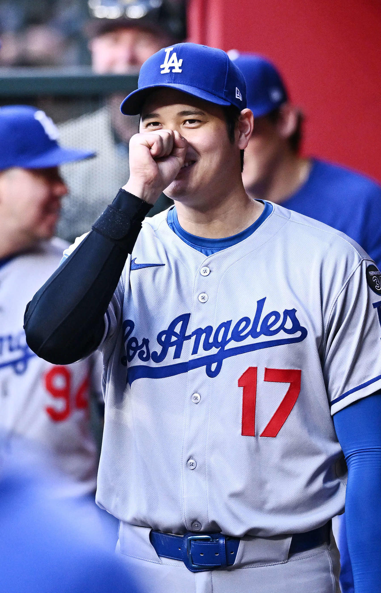 ダイヤモンドバックス対ドジャース　試合前、ドジャース山本とのルーティンのあいさつでてんぐの様なポーズを決める大谷（撮影・滝沢徹郎）