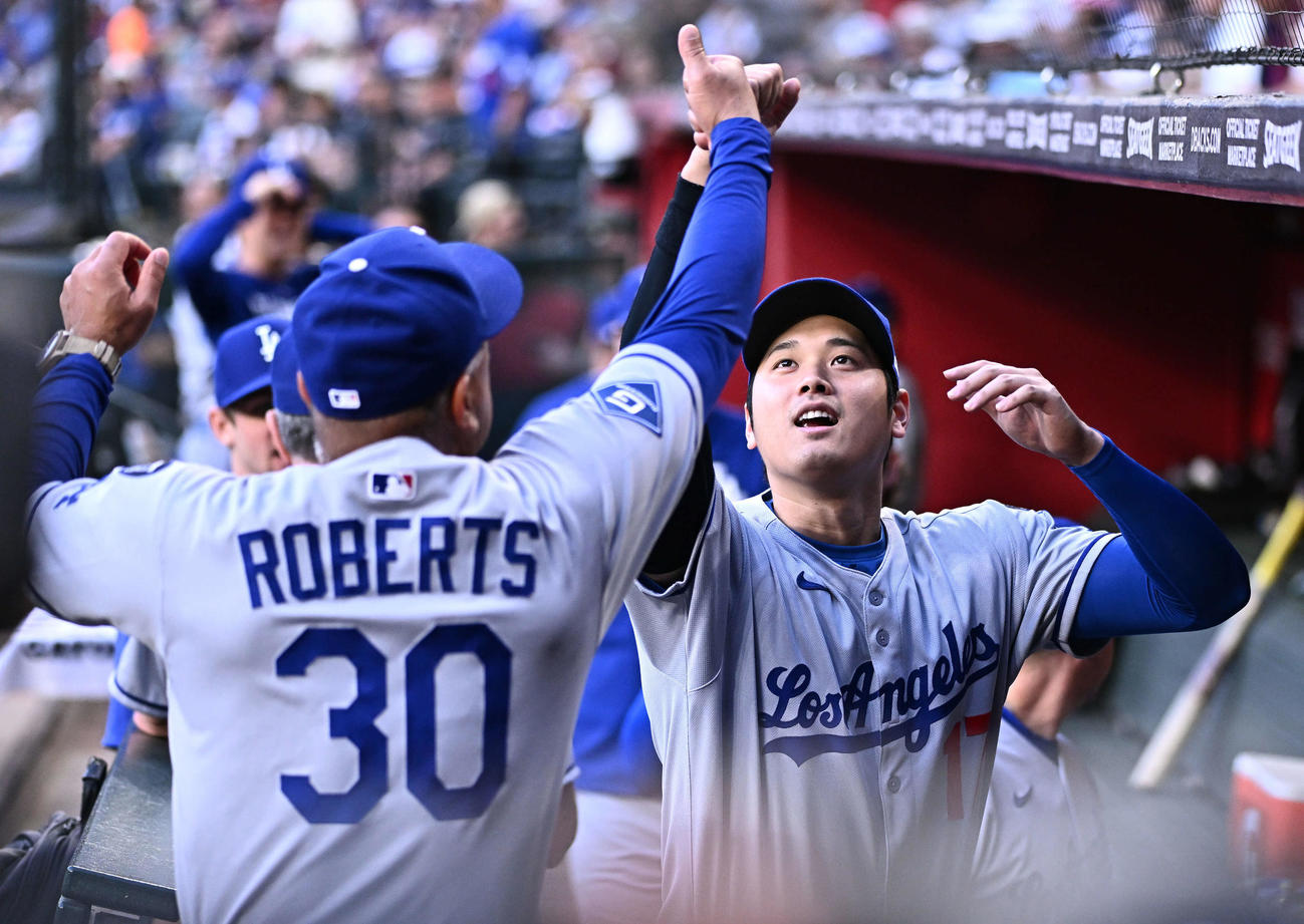 ダイヤモンドバックス対ドジャース　試合前、ルーティンのあいさつでジャンプしてタッチをかわすドジャース大谷（右）とロバーツ監督（撮影・滝沢徹郎）