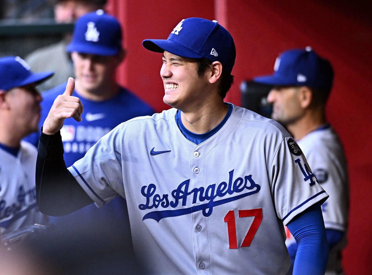 ダイヤモンドバックス対ドジャース　試合前、チームメートとのあいさつで笑顔のドジャース大谷（撮影・滝沢徹郎）
