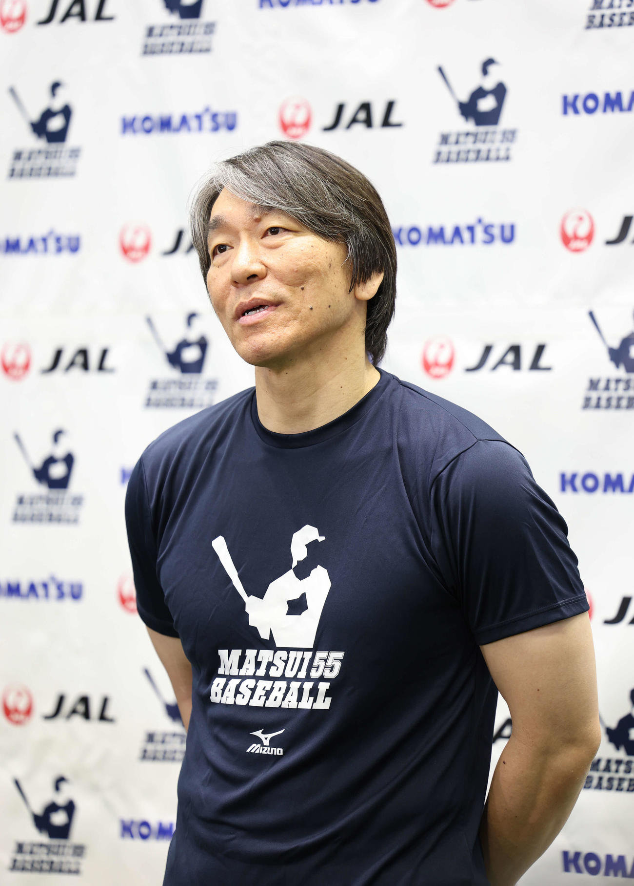 囲み取材に答える松井氏（撮影・増田悦実）
