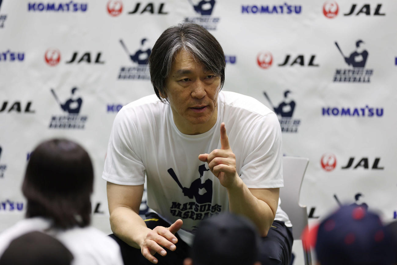 子どもたちの質問に真剣に答える松井氏（撮影・増田悦実）