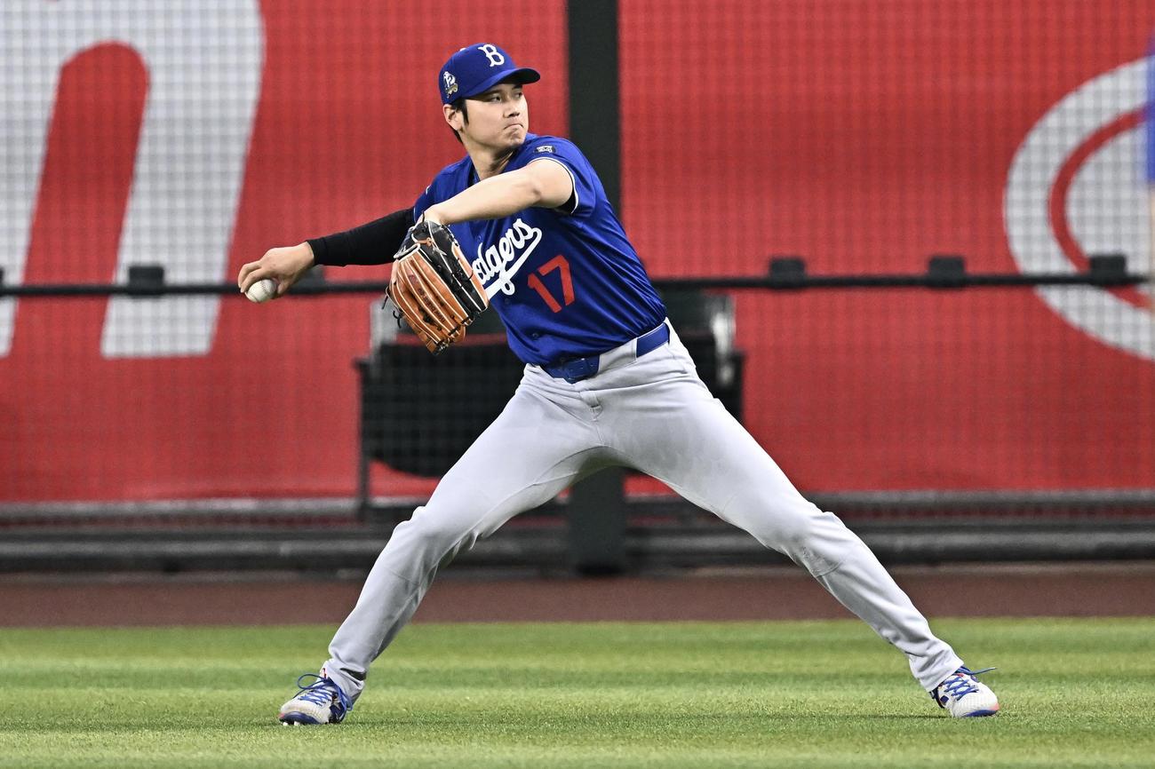 ダイヤモンドバックス対ドジャース　試合前練習でキャッチボールするドジャース大谷（撮影・滝沢徹郎）