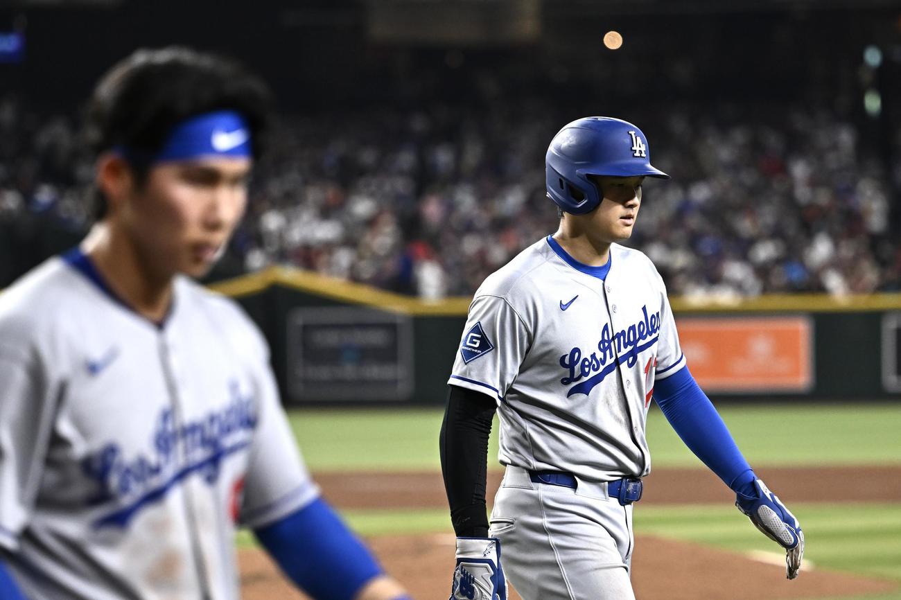 ダイヤモンドバックス対ドジャース　3回表、出塁するも残留となり引き揚げるドジャース大谷（後方）（撮影・滝沢徹郎）
