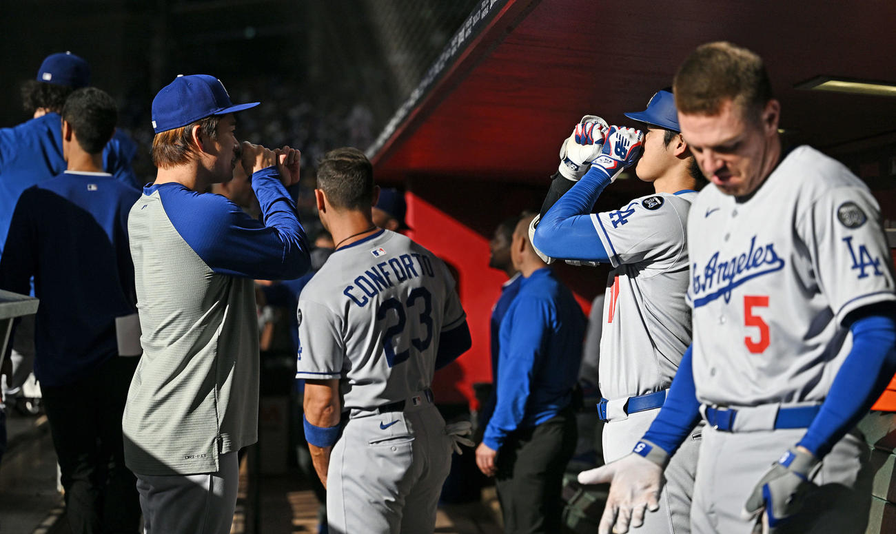 ダイヤモンドバックス対ドジャース　試合前にドジャース山本（手前左）と大谷はてんぐのポーズする（撮影・滝沢徹郎）