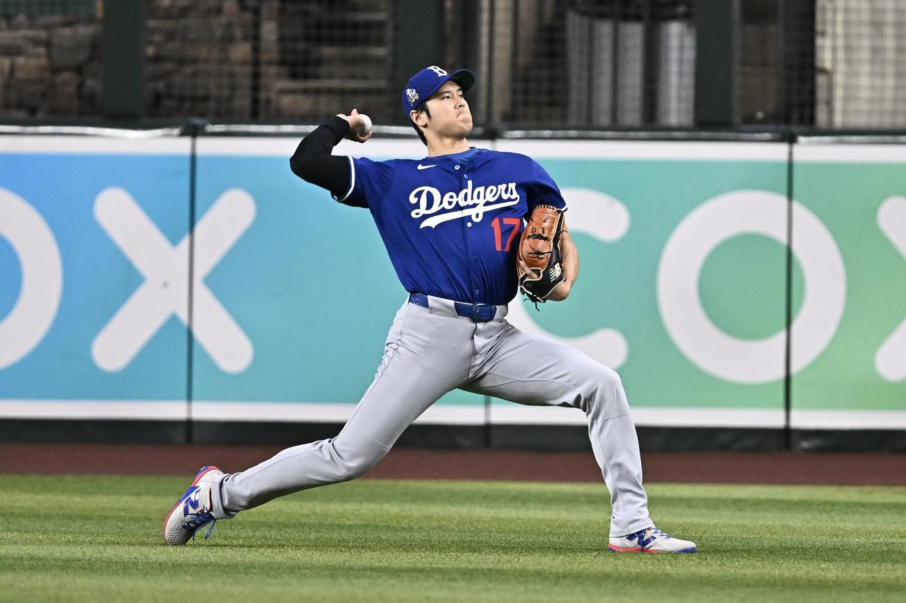 ダイヤモンドバックス対ドジャース　試合前練習でキャッチボールするドジャース大谷（撮影・滝沢徹郎）